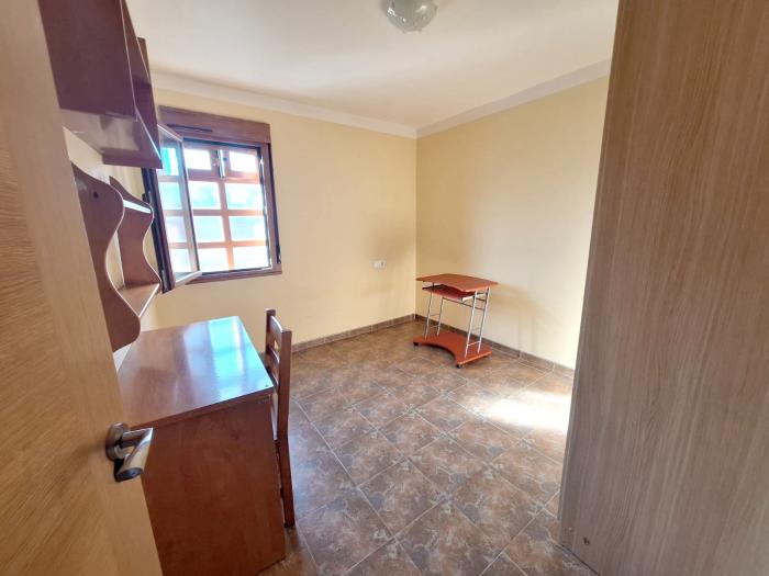 Se vende casa con patio en Carreira