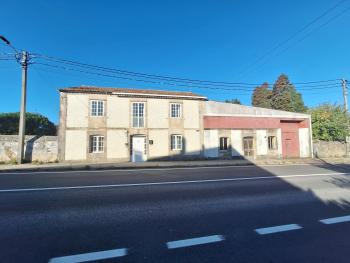 Se vende casa de piedra con amplio terreno en Xuño