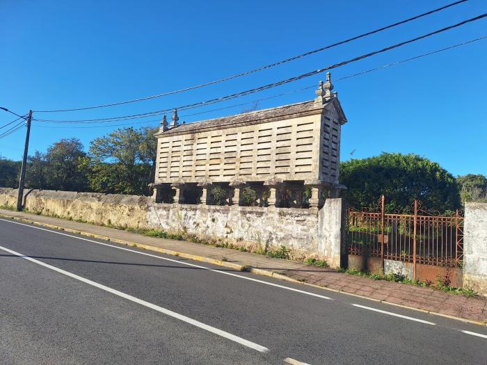Se vende casa de piedra con amplio terreno en Xuño