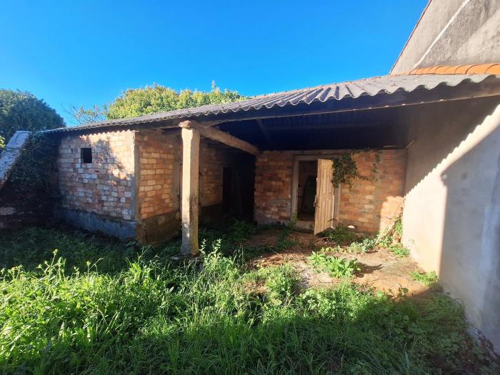 Se vende casa de piedra con amplio terreno en Xuño