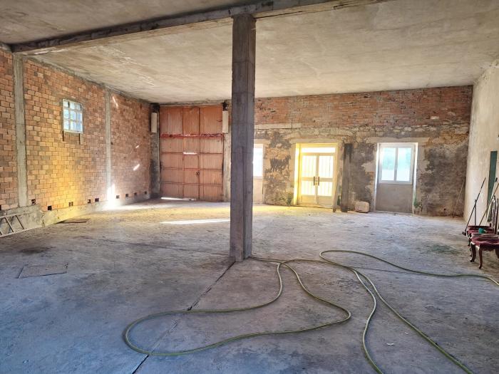 Se vende casa de piedra con amplio terreno en Xuño
