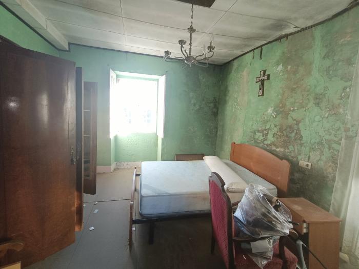 Se vende casa de piedra con amplio terreno en Xuño