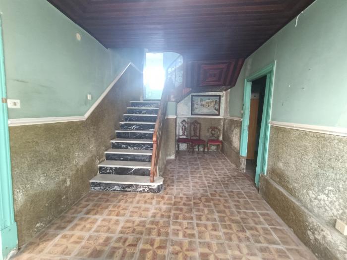 Se vende casa de piedra con amplio terreno en Xuño