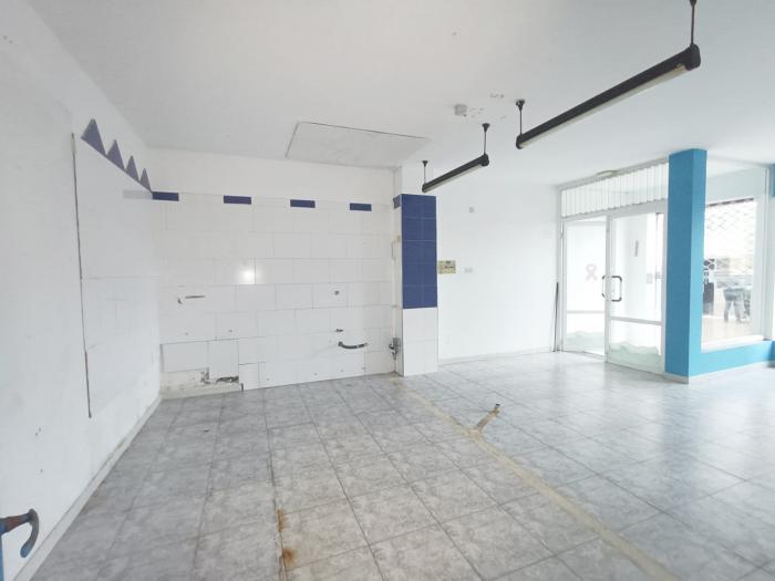 Se vende local muy bien ubicado en Ribeira