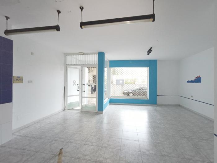Se vende local muy bien ubicado en Ribeira