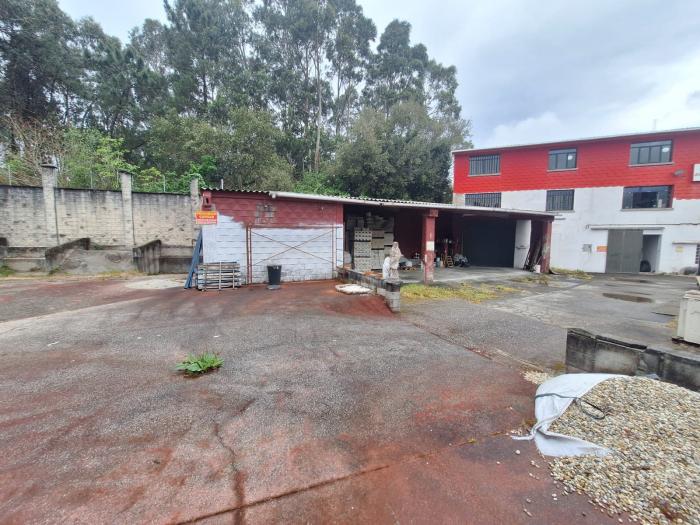 Se alquila nave amplia con mucho espacio exterior