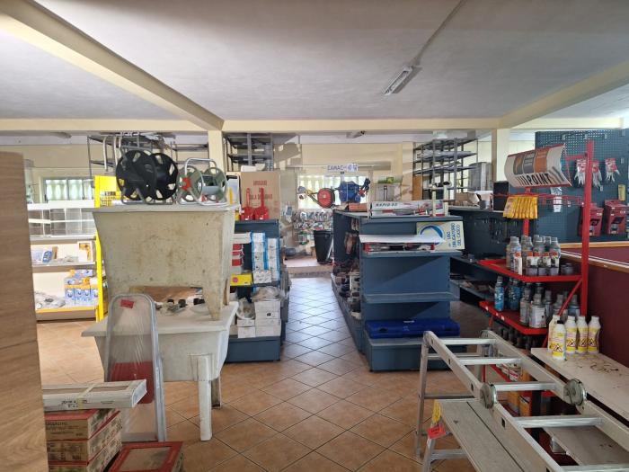 Se alquila nave amplia con mucho espacio exterior