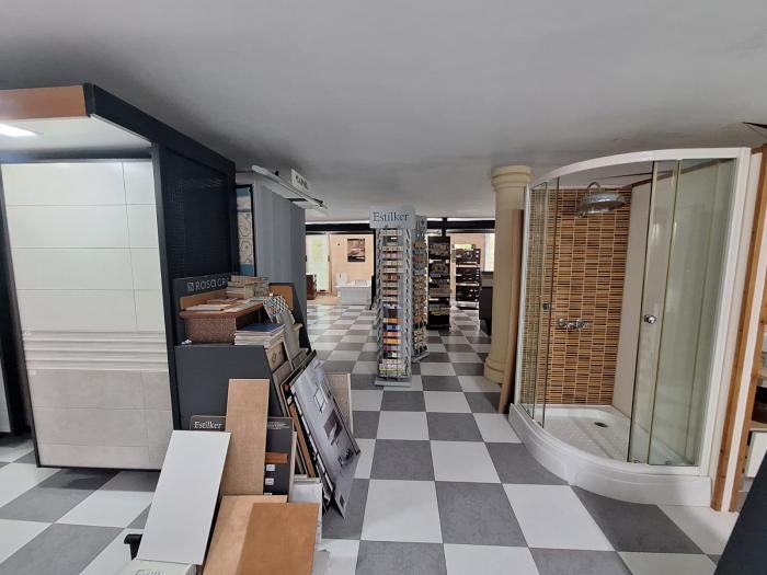 Se alquila nave amplia con mucho espacio exterior