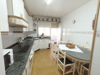 Se vende piso de 4 habitaciones en pleno centro de Ribeira