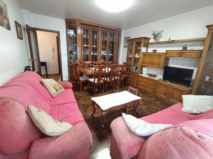 Se vende piso de 4 habitaciones en pleno centro de Ribeira
