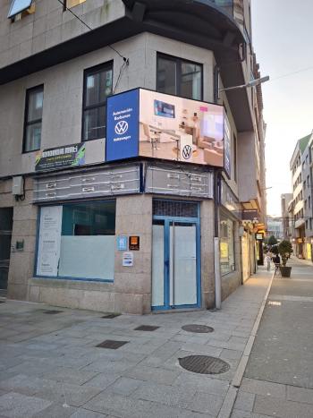 Se alquila local comercial en el centro de Ribeira