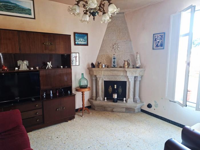 Se vende casa con terreno y patio en Baroña