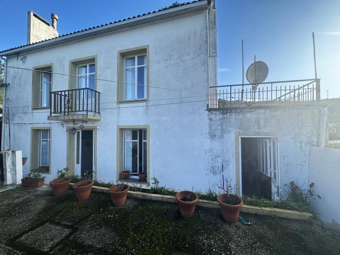 Se vende casa con terreno y patio en Baroña