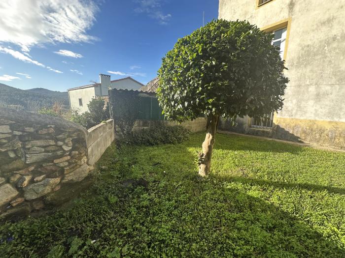 Se vende casa con terreno y patio en Baroña