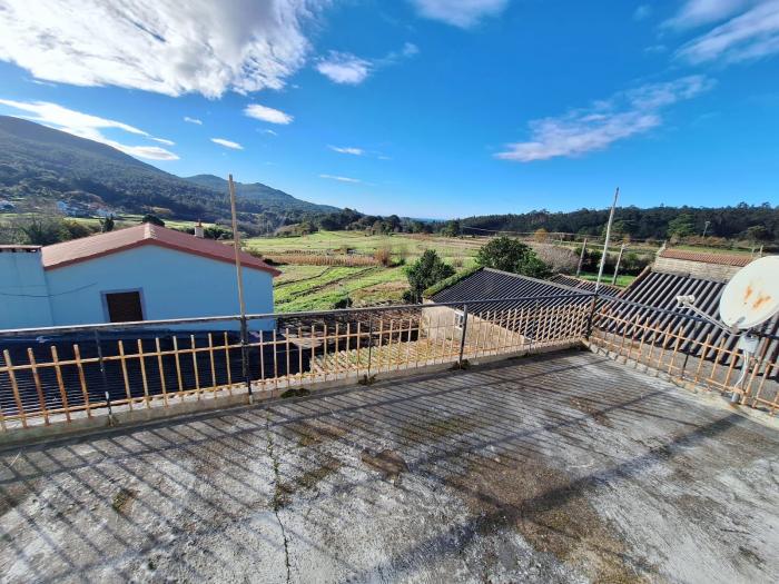 Se vende casa con terreno y patio en Baroña