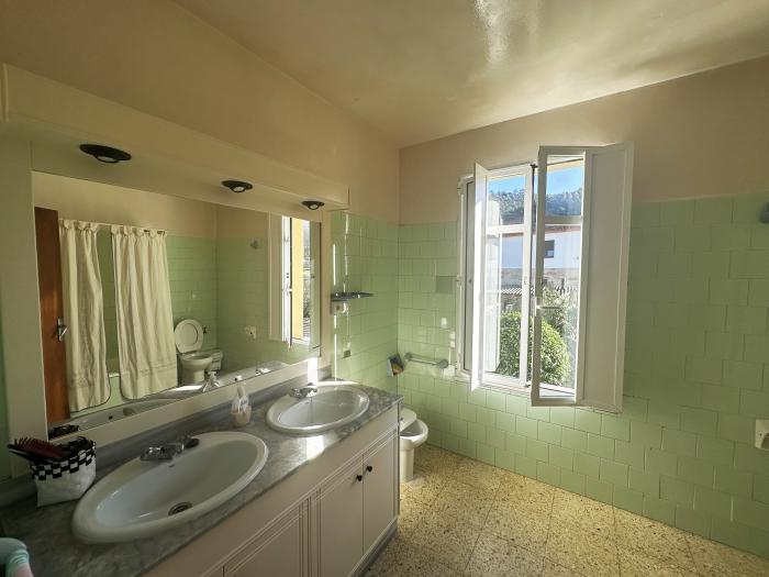 Se vende casa con terreno y patio en Baroña