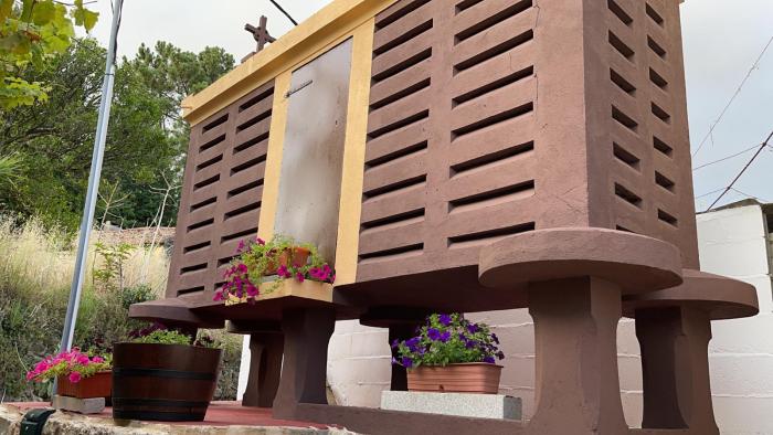 Se vende casa con terreno y patio en Baroña