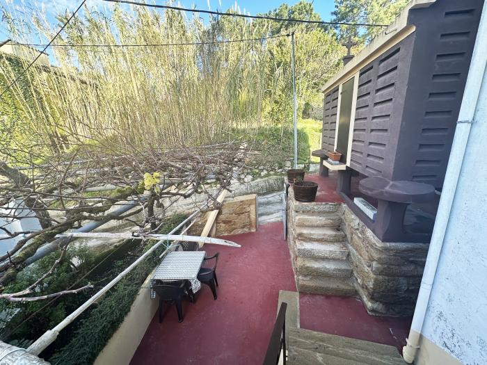 Se vende casa con terreno y patio en Baroña