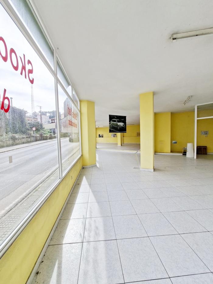 Se alquila local comercial en Ribeira