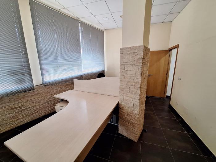 Se alquila local comercial en Ribeira