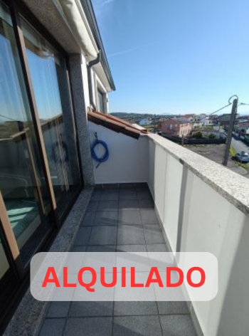 Se alquila ático en Aguiño. Precio: 380€