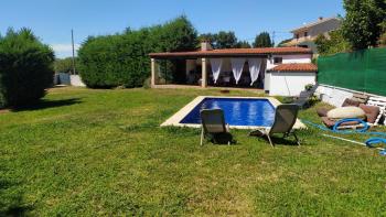 Se vende terreno con piscina en Artes