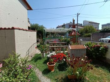Se vende casa con jardín a un paso de Coroso
