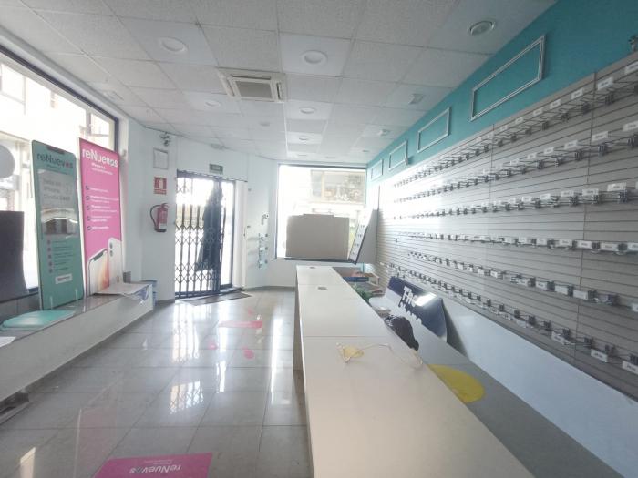 Se alquila local comercial en el centro de Ribeira