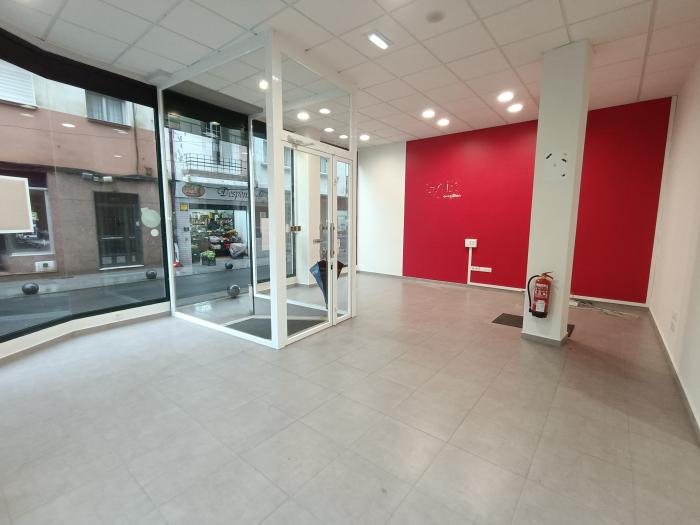 Se alquila bajo comercial acondicionado y con amplio escaparate