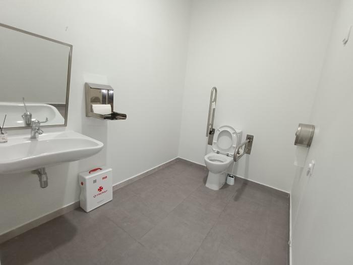 Se alquila bajo comercial acondicionado y con amplio escaparate