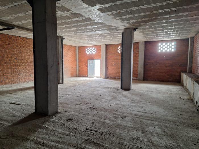 Se vende bajo comercial a pocos metros de la playa en Ribeira