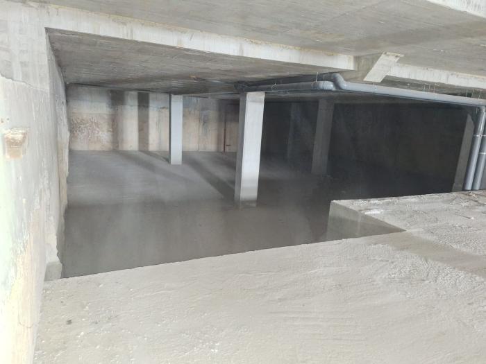 Se vende bajo comercial a pocos metros de la playa en Ribeira