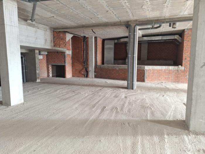 Se vende bajo comercial a pocos metros de la playa en Ribeira