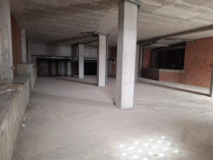 Se vende bajo comercial a pocos metros de la playa en Ribeira