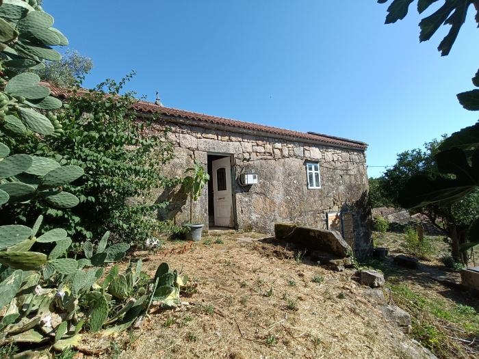 Se vende casa con jardín en Bretal