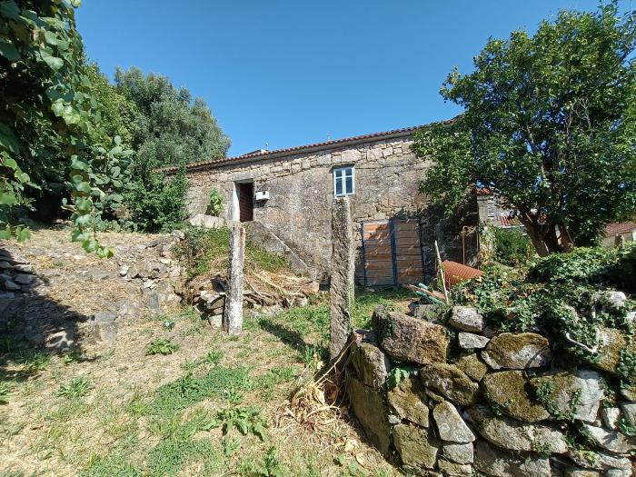 Se vende casa con jardín en Bretal