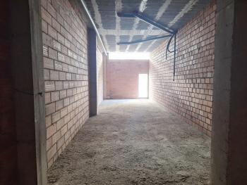 Se vende o alquila bajo comercial en Abesadas