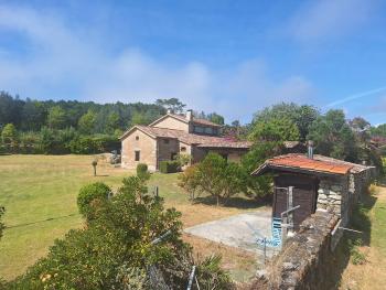 Se vende casa con amplia parcela en Corrubedo