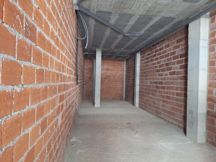 Se vende o alquila bajo comercial en Abesadas