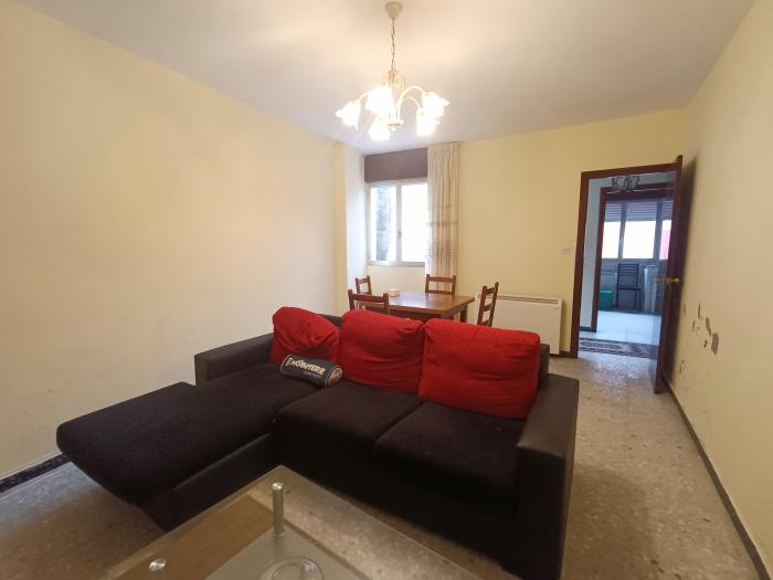 Se vende casa con pequeño jardín en Carreira