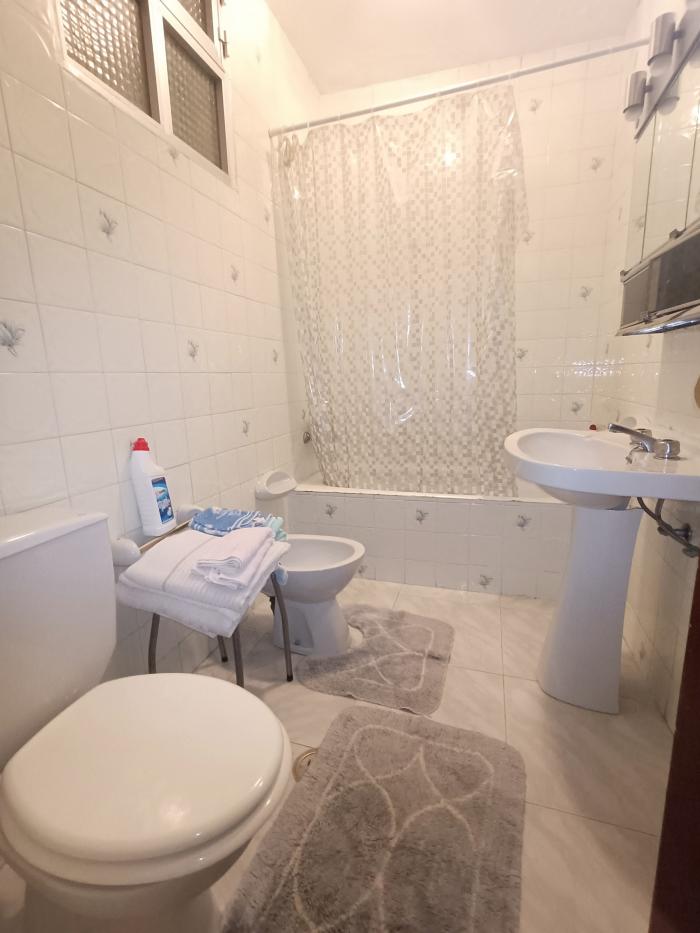 Se vende casa con pequeño jardín en Carreira