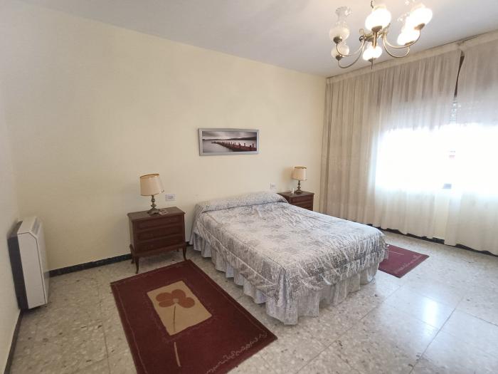 Se vende casa con pequeño jardín en Carreira