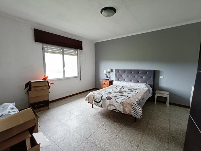 SE VENDE CASA  CON TERRENO EN OLEIROS