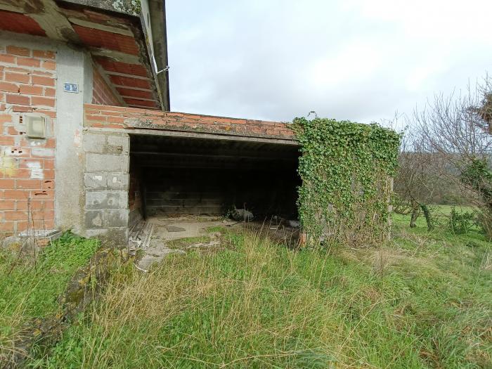 SE VENDE CASA  CON TERRENO EN OLEIROS