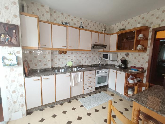 Se vende piso amplio en el centro, en Ribeira