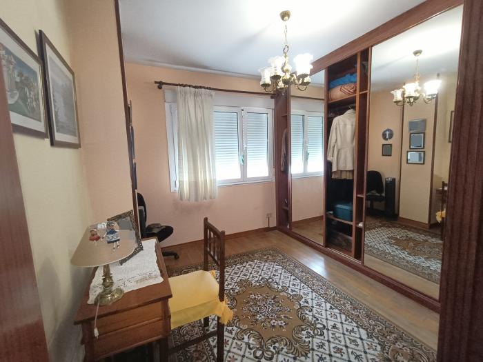 Se vende piso amplio en el centro, en Ribeira