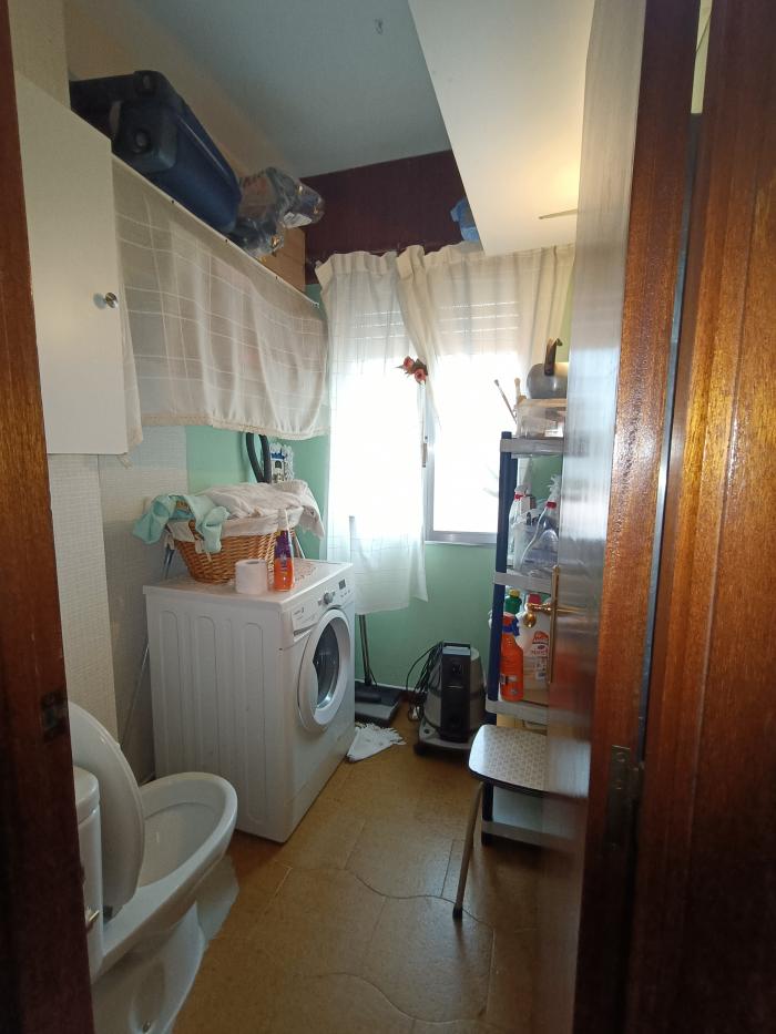 Se vende piso amplio en el centro, en Ribeira