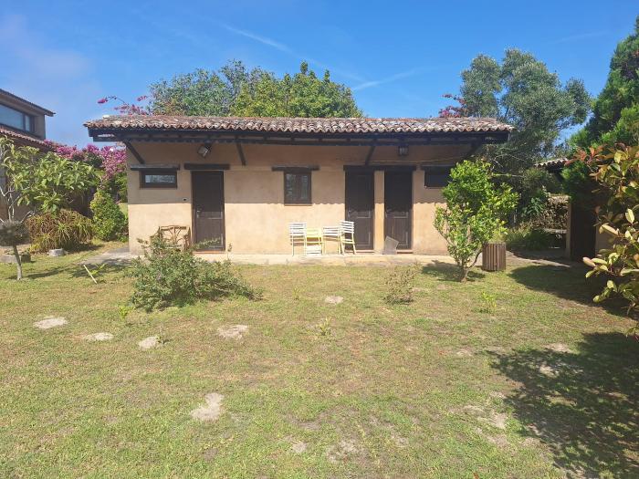 Se vende casa con amplia parcela en Corrubedo