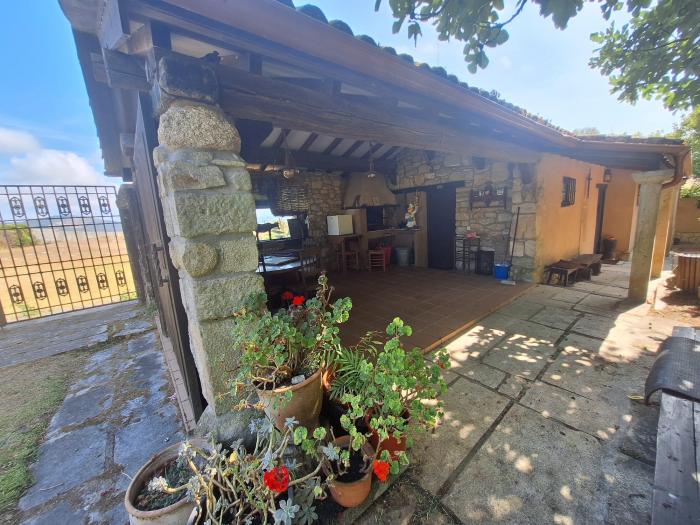 Se vende casa con amplia parcela en Corrubedo
