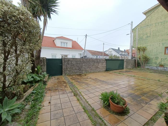 Se vende casa con jardín en Aguiño